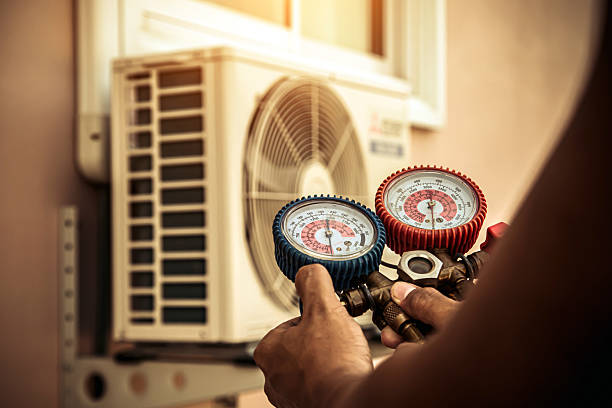 Professional Hvac technician working in Bethalto, IL